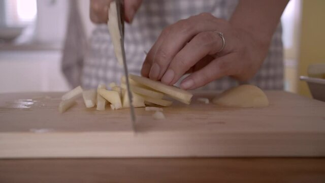 housewife. 도마위에 칼질
