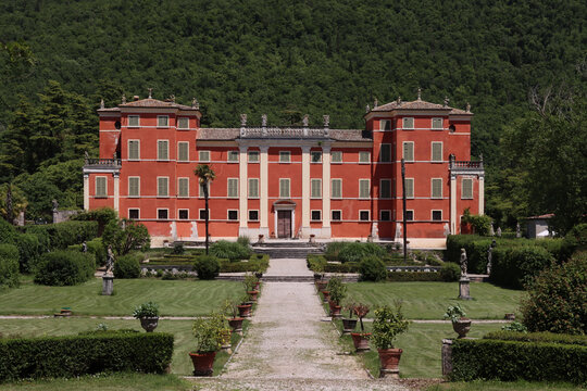 Villa Pellegrini Cipolla Costermano Verona with park