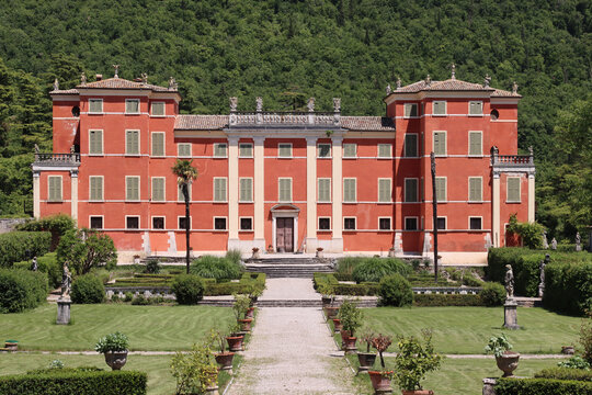 Villa Pellegrini Cipolla Costermano Verona with park