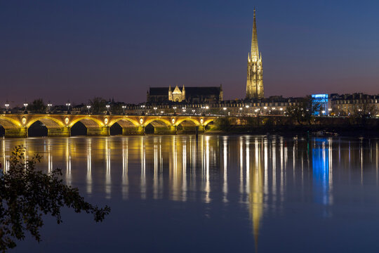La ville de Bordeaux la nuit : le pont de Pierre, la basilique Saint Michel et la Garonne 