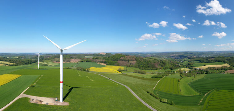 Windkraft Anlagen und Rapsfelder im Sauerland zwischen Eisborn und Enkhausen