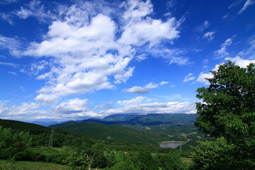 Fototapeta na wymiar 岐阜県の東農牧場から見た恵那山
