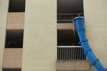 Goulotte à gravats flexible sur un chantier de démolition