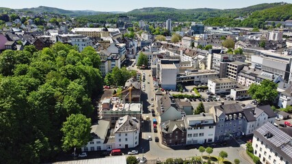 Fototapeta premium Stadtansicht Siegen mit Universität am Unteren Schloss, Kreishaus und Einkaufscenter