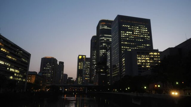 大阪中之島ビル群の夕景