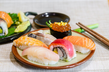 Sushi salmon and tuna on leaf dish.