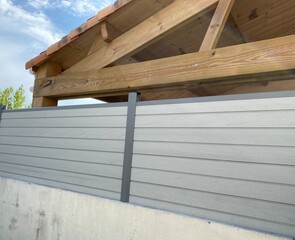 clôture en panneaux gris sur le muret , en limite de préau - 436879686