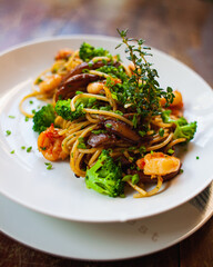 spaghetti with shrooms and broccoli 