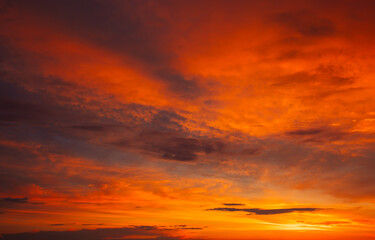 Obraz premium Fantastic beautiful colorful sunrise with cloudy sky. Scenic image of dramatic light in summer weather. Picturesque photo wallpaper. Natural background. Beauty of earth.