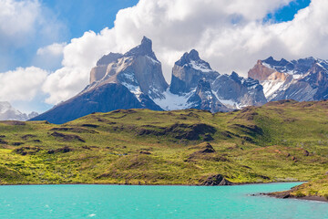 Turkoois gekleurd Pehoe-meer met Cuernos del Paine Andes-pieken, nationaal park Torres del Paine, Patagonië, Chili.