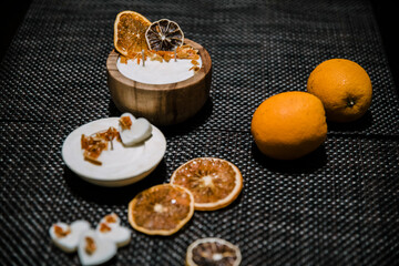 Velas aromáticas  de naranja cítrico y  lavanda, bombones de olor hecho con cera para decorar. 