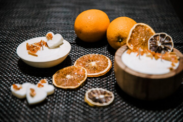 Velas aromáticas  de naranja cítrico y  lavanda, bombones de olor hecho con cera para decorar. 