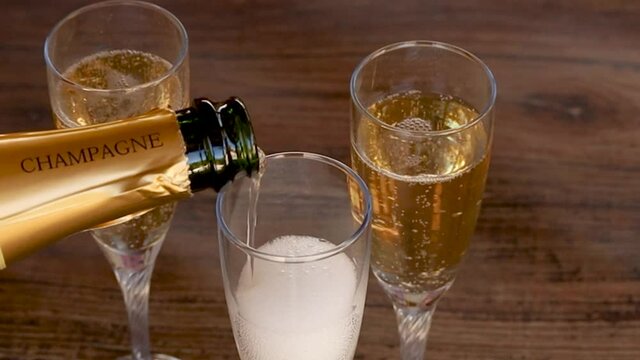 remplissage d'une coupe de Champagne