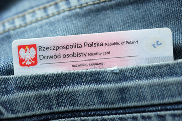 Polski dowód osobisty identyfikujący osoba.  - obrazy, fototapety, plakaty