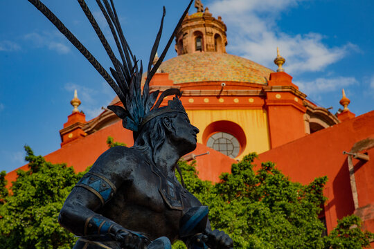 Centro de Quer&eacute;taro, M&eacute;xico. Indio Danzante y c&uacute;pula.
Downtown Queretaro, Mexico. 