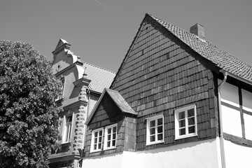 Alte Bausubstanz im Sommer bei Sonnenschein in der Altstadt von Lemgo bei Detmold in Ostwestfalen-Lippe, fotografiert in klassischem Schwarzweiß
