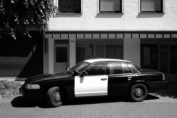 Amerikanische Limousine der Neunzigerjahre in typischer Lackierung der amerikanischen Polizei bei...