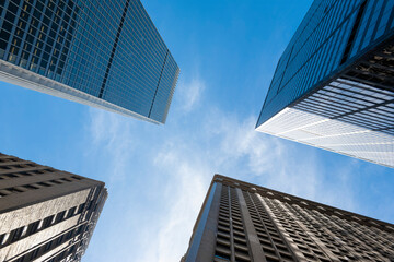 Fototapeta na wymiar Hochhäuser in New York bei blauem Himmel