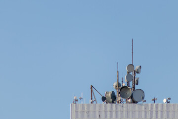 Mobile infrastructure antenna for best connection to cellular devices and fit for future...