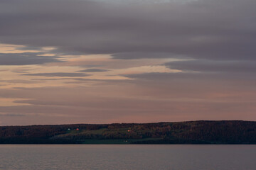 Obraz premium Farms by Lake Mjøsa at evening.