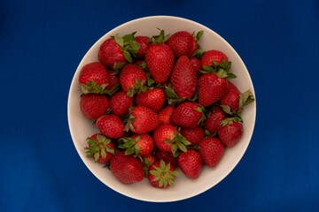 strawberries on a plate - obrazy, fototapety, plakaty