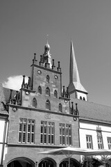 Marktplatz mit historischem Rathaus und Kirchturm der Kirche St. Nicolai im Sommer bei Sonnenschein...
