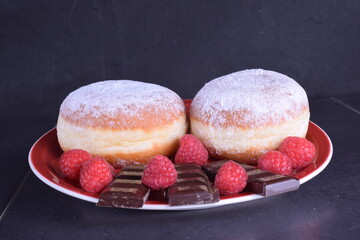 Merienda, pasteles, chocolate y frambuesas