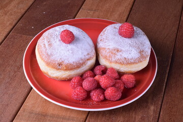 Merienda, pasteles, chocolate y frambuesas