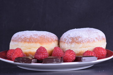 Merienda, pasteles, chocolate y frambuesas