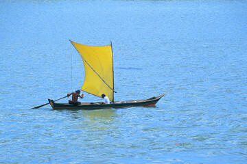 Barco artesanal de madeira próximo a foz do rio São Francisco. 