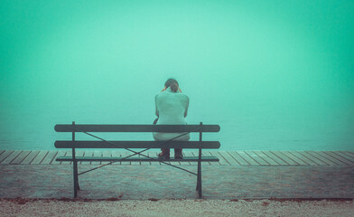 Depressive Frau sitzt auf Bank. - obrazy, fototapety, plakaty