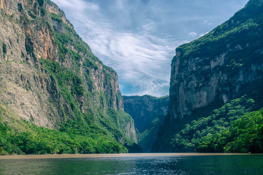 Ca&ntilde;on del sumidero Chiapas Mexico