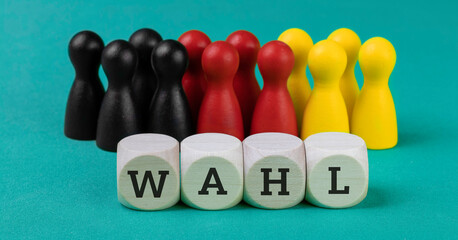 Wahl Deutschland. Schwarz, rot, goldene Spielfiguren vor blauen Hintergrund. Bundestagswahl,...