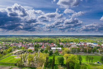 Iłowa. Mała, prowincjonalna miejscowość widziana z dużej wysokości. Zdjęcie z drona. © boguslavus