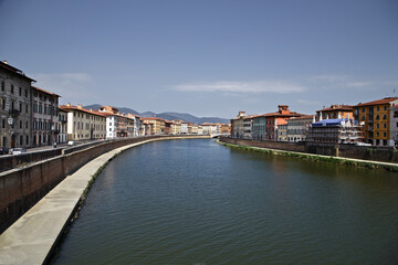 Fototapeta na wymiar architecture on the river Arno in Pisa 