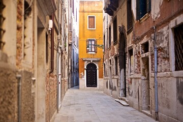 Fototapeta na wymiar buildings in the little alleys of venice