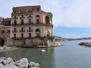 Fototapeta na wymiar Napoli - Palazzo Donn'Anna dalla scogliera di Lido Sirena