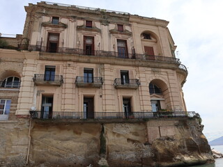 Fototapeta premium Napoli - Palazzo Donn'Anna dalla spiaggia del Lido Sirena