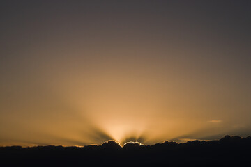 Naklejka premium Rays of the sun coming out from behind the clouds