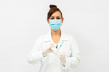 Médica com luvas e mascara cirúrgica segurando uma seringa na altura do peito, fazendo formato de...