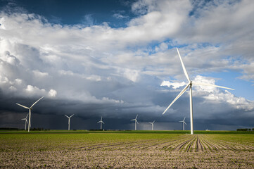 Éoliennes dans un champ avec ciel d'orage en campagne
