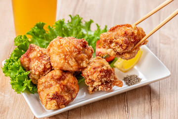 唐揚げとビール　鶏の唐揚げ