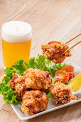 唐揚げとビール　鶏の唐揚げ