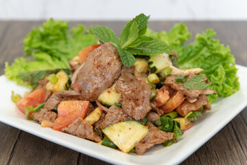 Spicy beef salad for that perfect combination of meat and vegetables in your meal