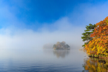 大沼国定公園朝霧湧く紅葉の小沼湖畔
