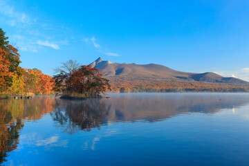 秋の大沼確定公園紅葉の大沼と北海道駒ケ岳