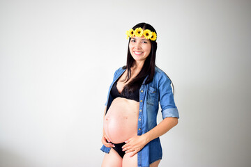 Maternidad. Mujer en embarazo sesión de estudio. Tercer trimestre. - obrazy, fototapety, plakaty