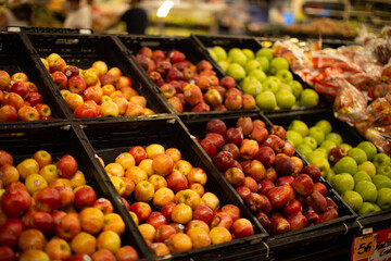 Fototapeta na wymiar Manzana roja, verde y amarilla lista para vender en super mercado