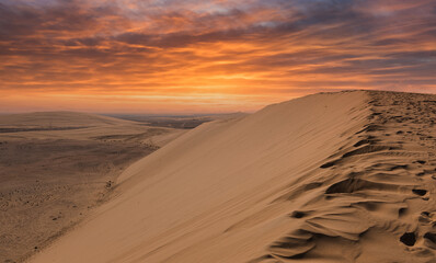 Fototapeta na wymiar Singing Sand Dune during sunset, Qatar, Middle East
