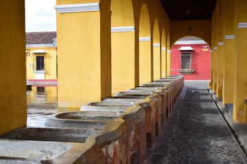 Fototapeta na wymiar Corredor o pasillo en Antigua Guatemala